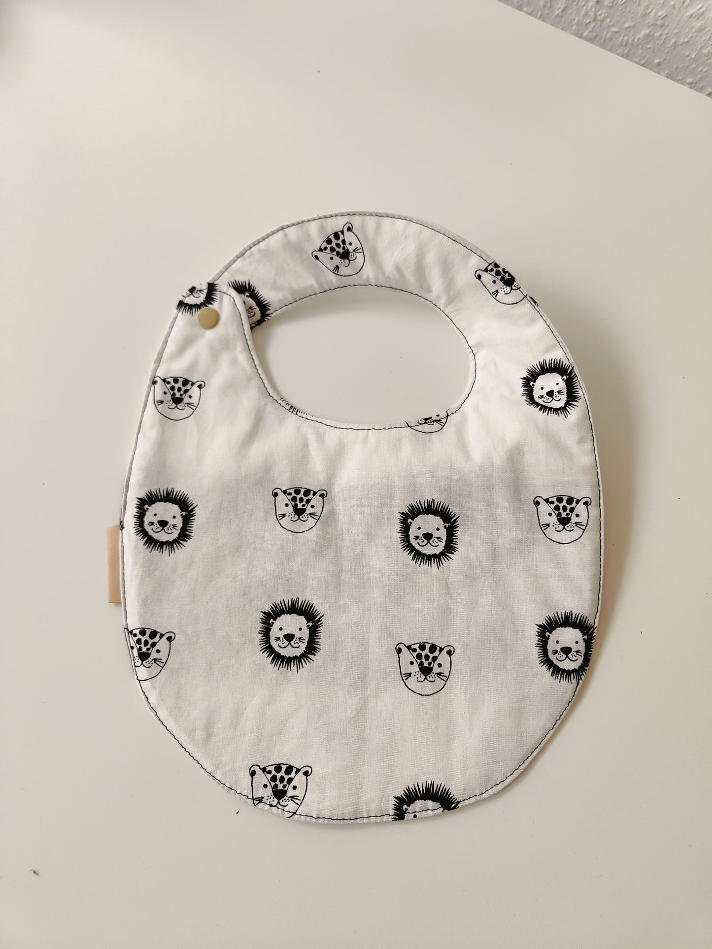 Großes besticktes Lätzchen - wilde Tiere/Einzigartig/ schwarz-weiß/dunkelblau