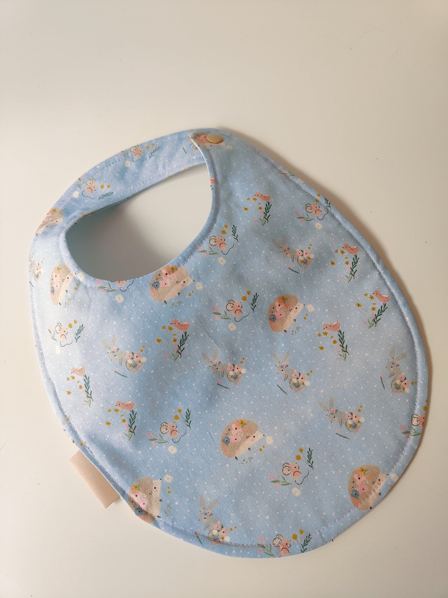 Großes besticktes Lätzchen - Igelchen/ Unikat/ Babyblau/Beige