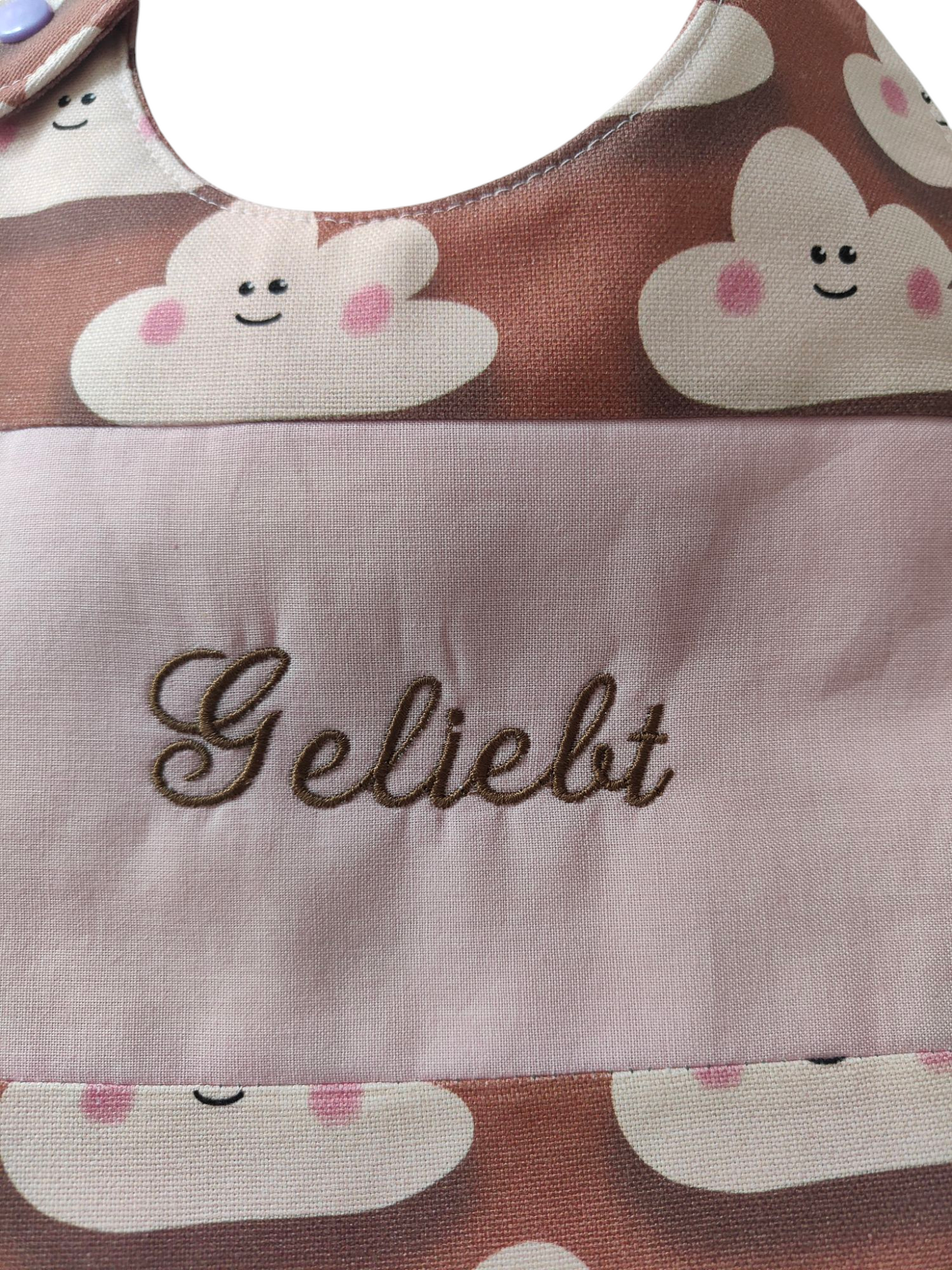 Großes besticktes Lätzchen Wolken/Geliebt/Rosa