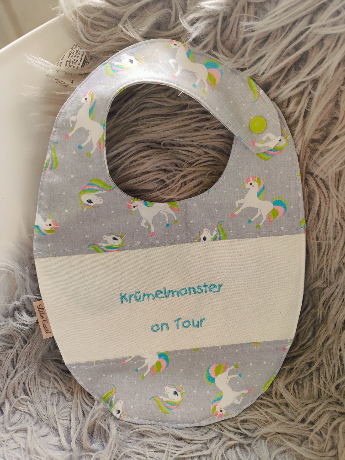 Großes besticktes Lätzchen -Grau/ Krümelmonster on Tour/ Einhörner