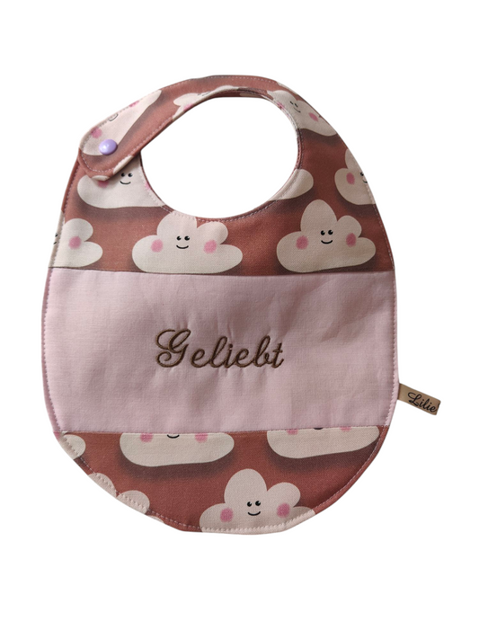 Großes besticktes Lätzchen Wolken/Geliebt/Rosa