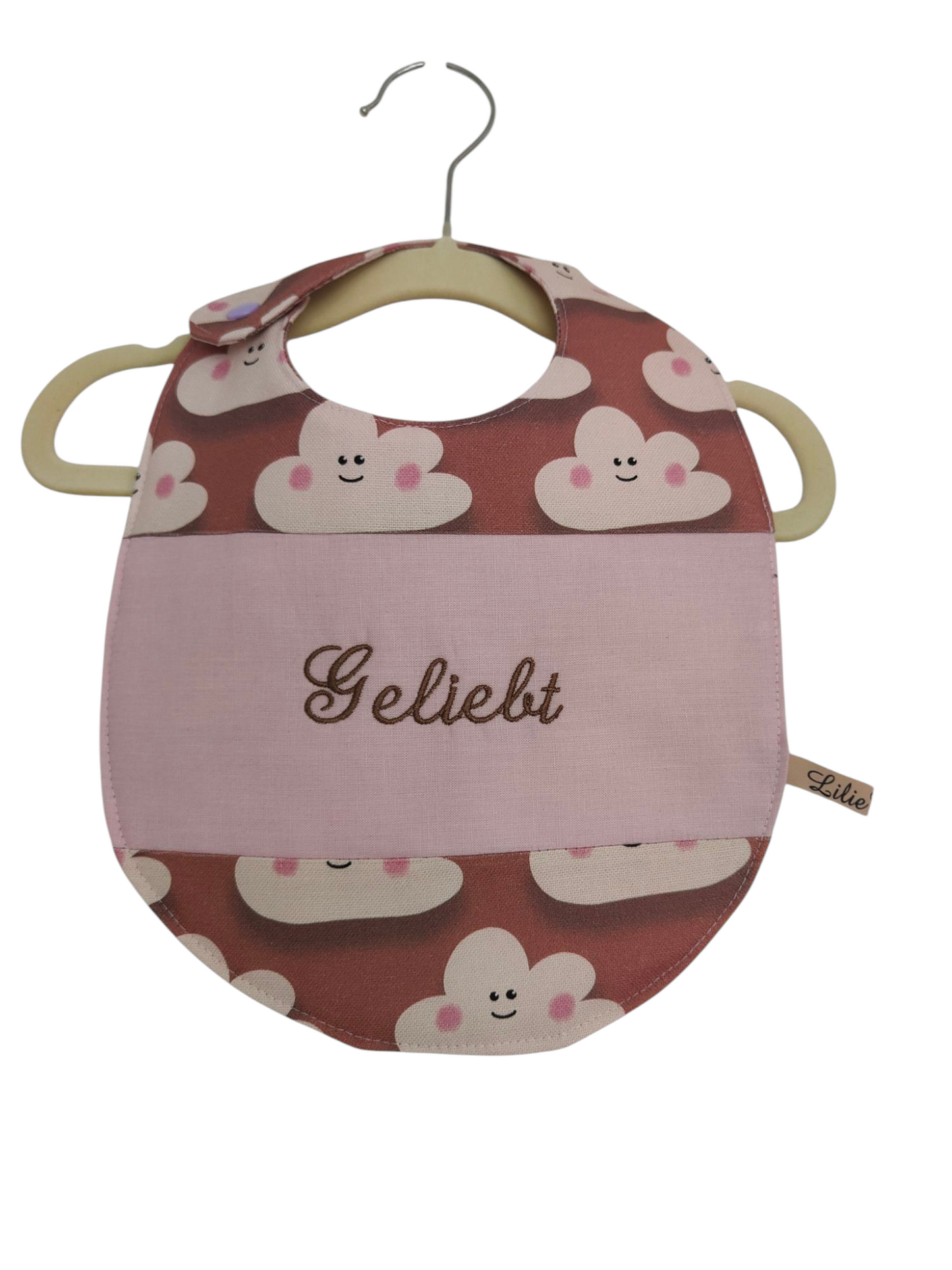 Großes besticktes Lätzchen Wolken/Geliebt/Rosa